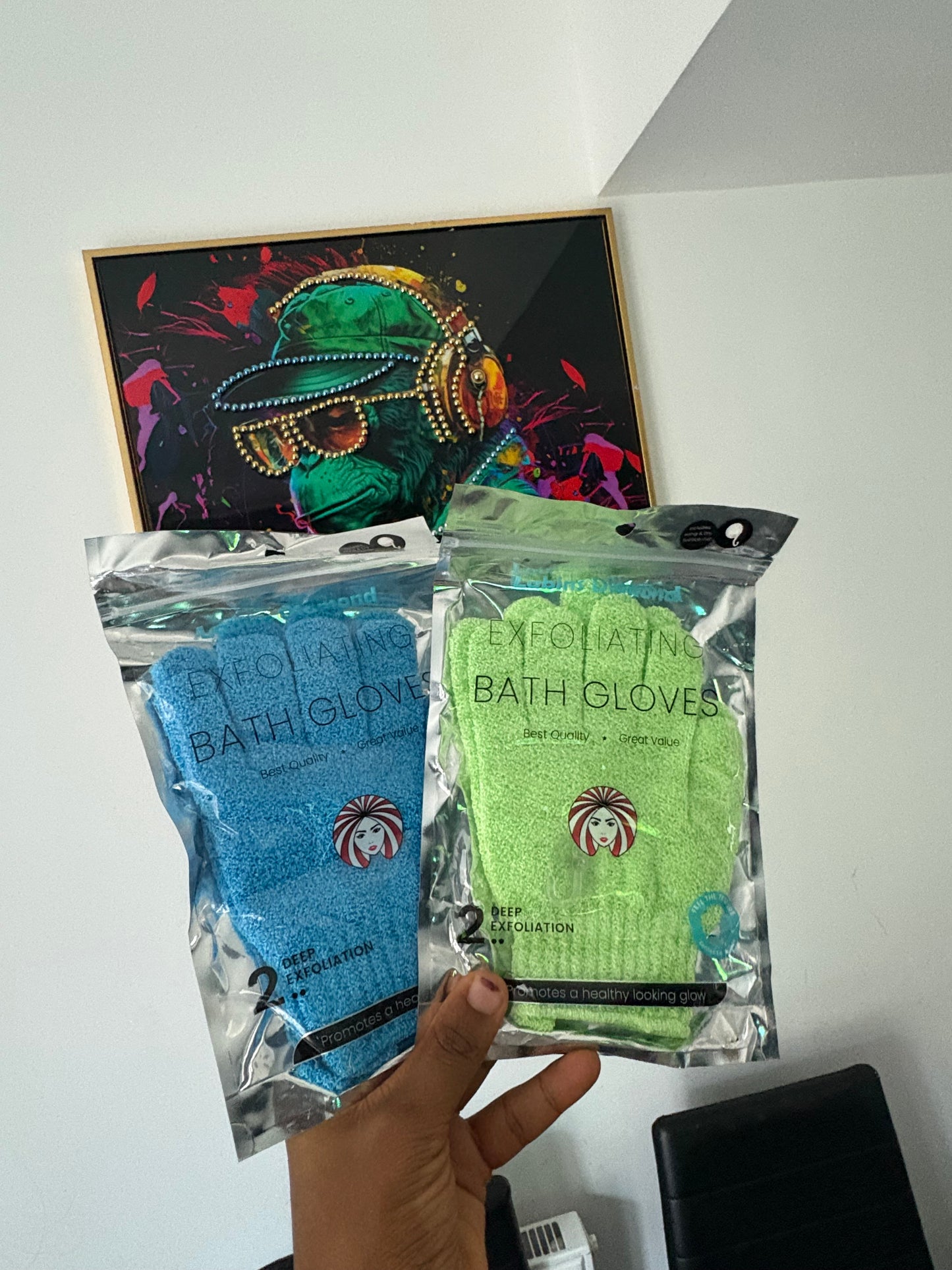 Exfoliating shower gloves